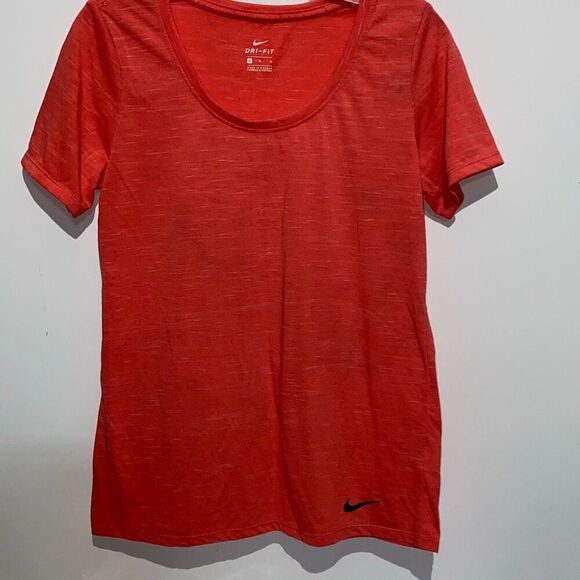 Nike Dri-Fit Women's Red Slub Knit Short Sleeve Training T-Shirt Size Medium - Picture 1 of 8